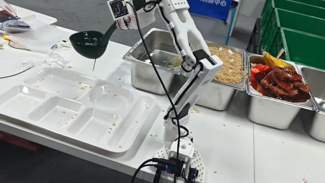 AI Robotic Arm Kit Hiwonder SO-ARM101 Embodied Imitation Learning Open Source 6-Axis Robot Arm 12 High-Torque Bus Servo Motors AI Vision Recognition (Starter Kit, Included 3D Printed Parts, Assembled)
